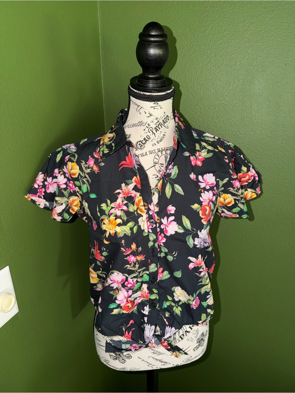 Philosophy Black Floral Short-Sleeve Button Front Tie Hem Shirt